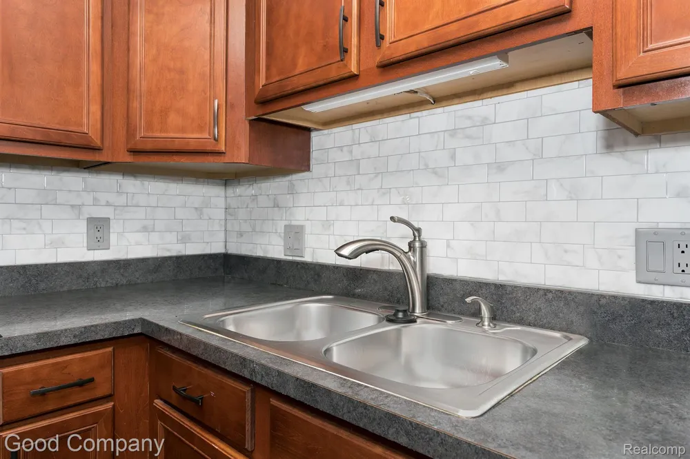 2405 Torquay Avenue #101 Royal Oak City, MI 48073
