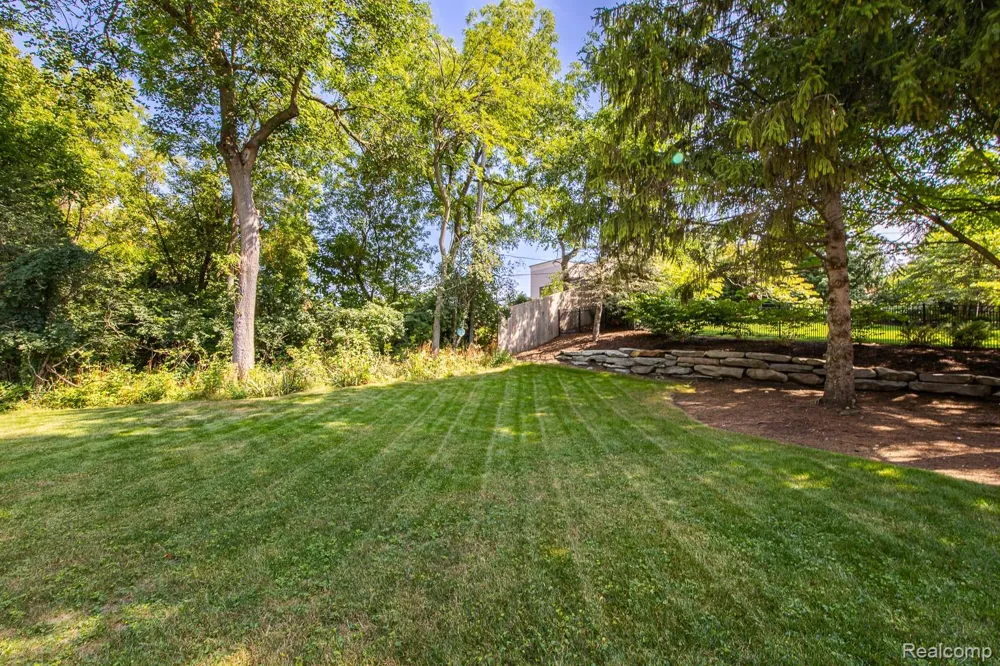 846 Redding Road Birmingham City, MI 48009