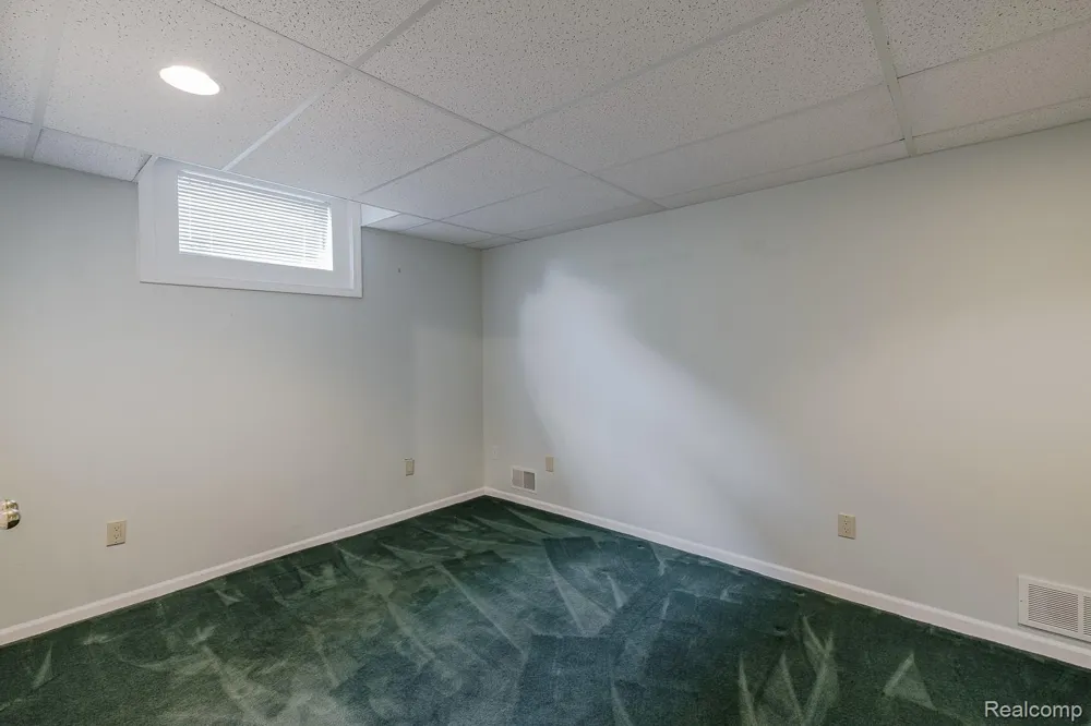 846 Redding Road Birmingham City, MI 48009