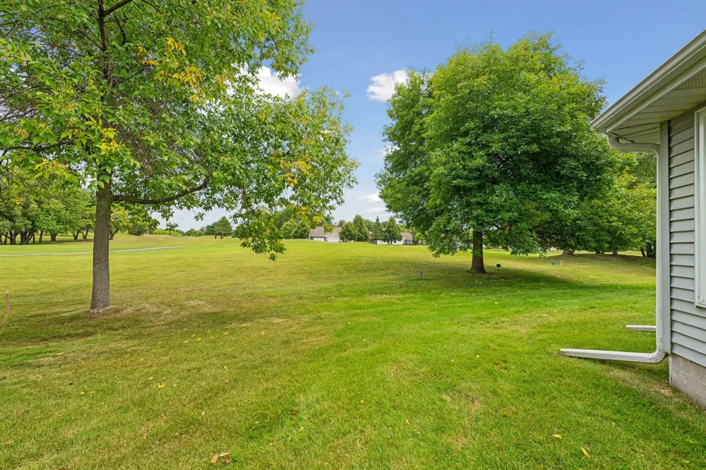 8810 Pointe Vista Drive Victoria, MN 55386
