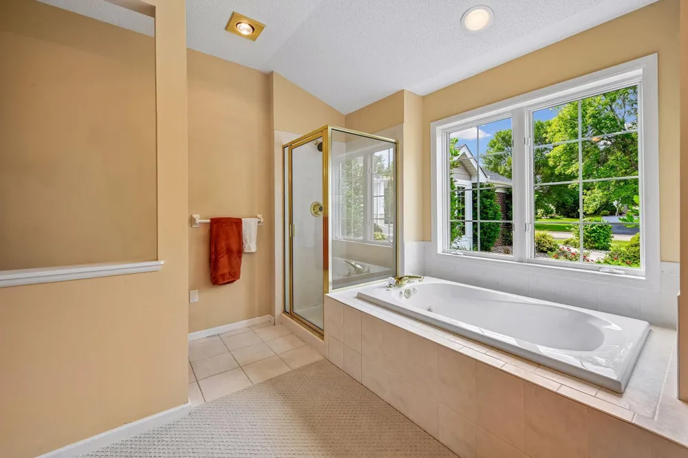 8810 Pointe Vista Drive Victoria, MN 55386