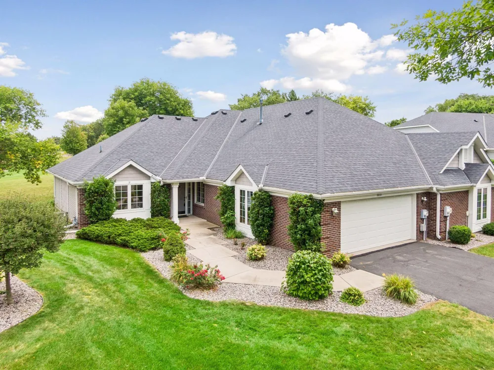 8810 Pointe Vista Drive Victoria, MN 55386