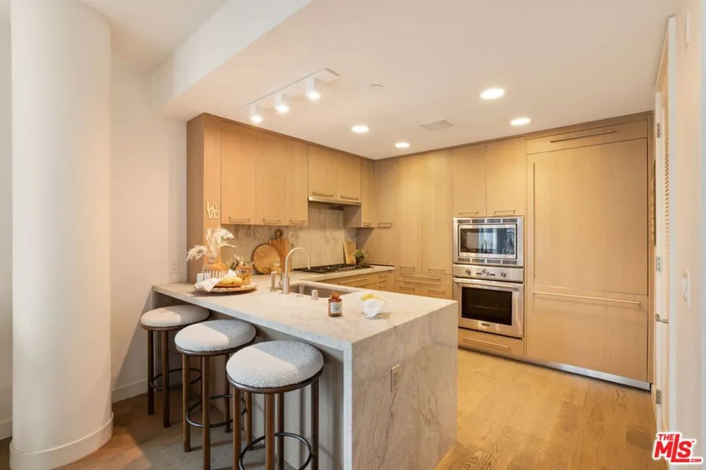 1755 Ocean Avenue #412 Santa Monica, CA 90401