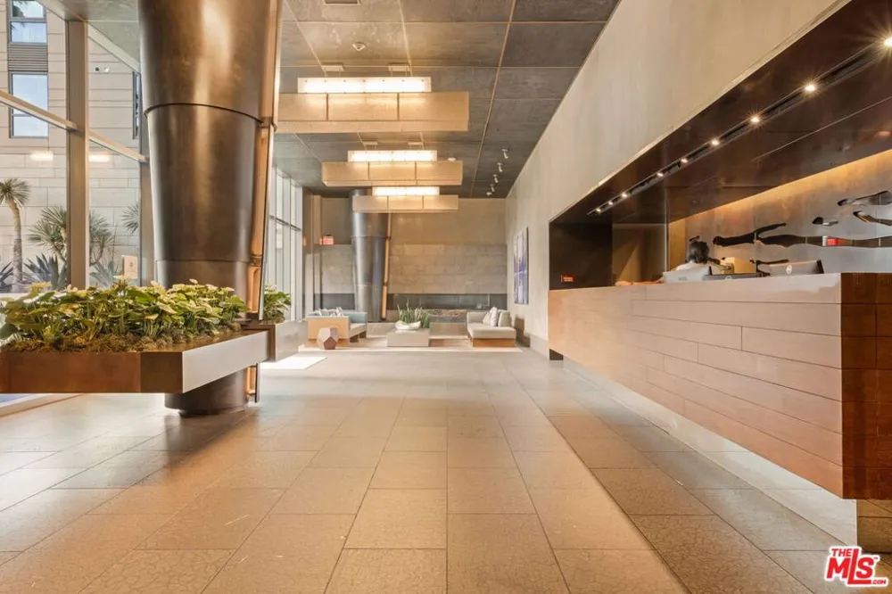 1755 Ocean Avenue #412 Santa Monica, CA 90401