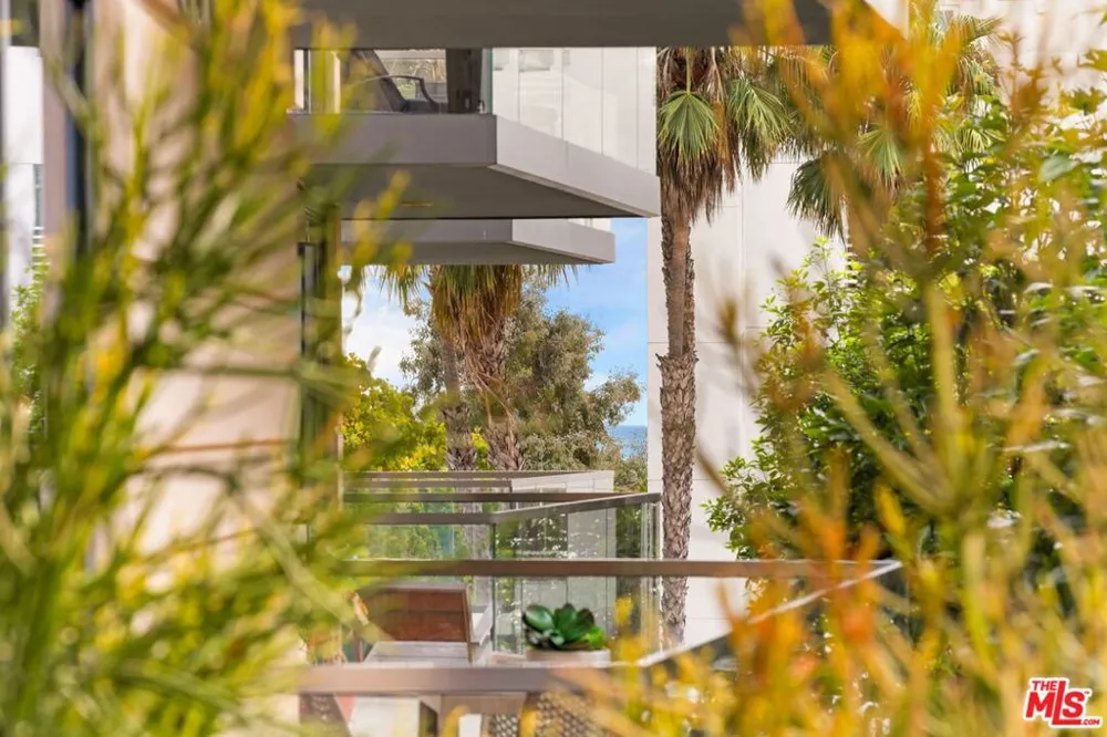 1755 Ocean Avenue #412 Santa Monica, CA 90401