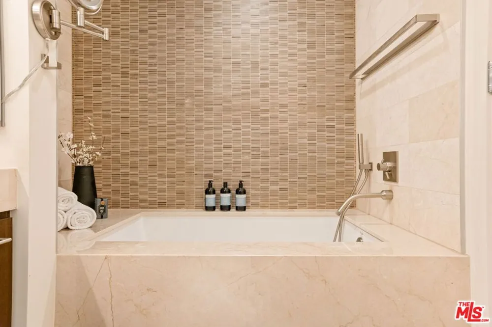 1755 Ocean Avenue #412 Santa Monica, CA 90401