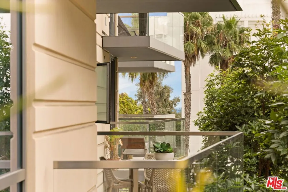 1755 Ocean Avenue #412 Santa Monica, CA 90401