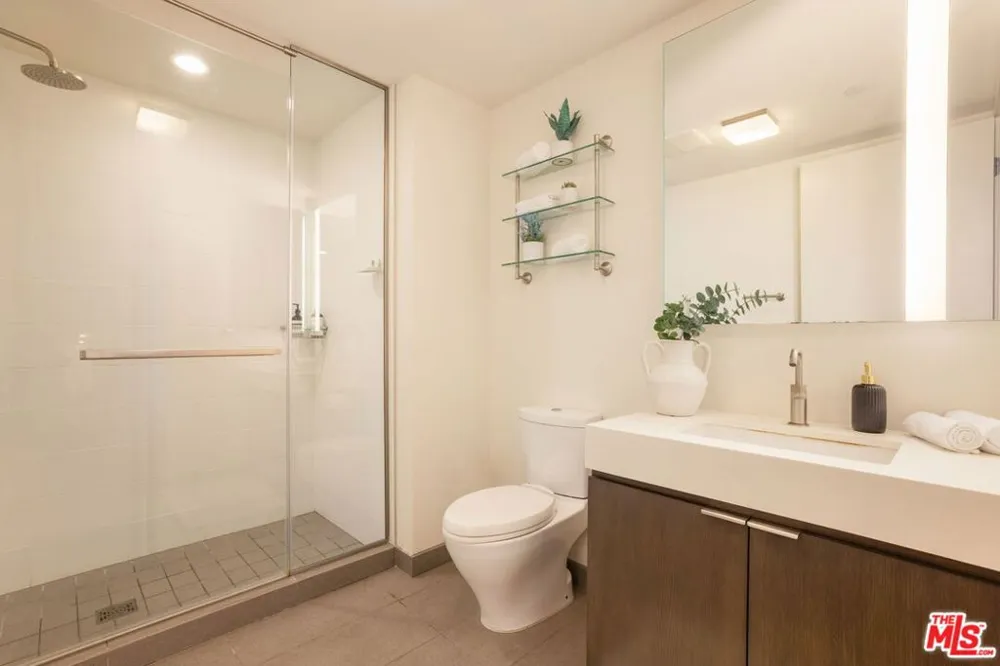 1755 Ocean Avenue #412 Santa Monica, CA 90401