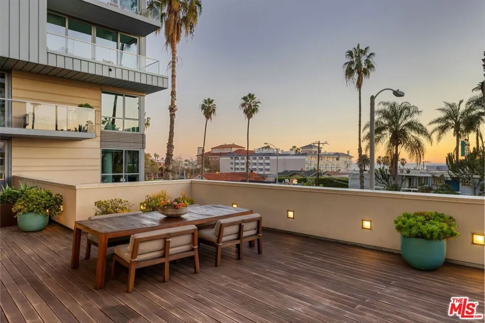 1755 Ocean Avenue #412 Santa Monica, CA 90401