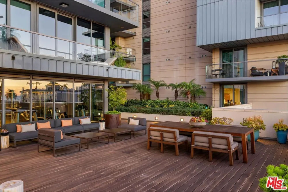 1755 Ocean Avenue #412 Santa Monica, CA 90401