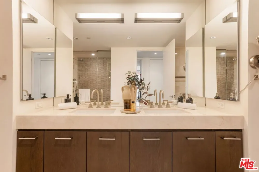 1755 Ocean Avenue #412 Santa Monica, CA 90401