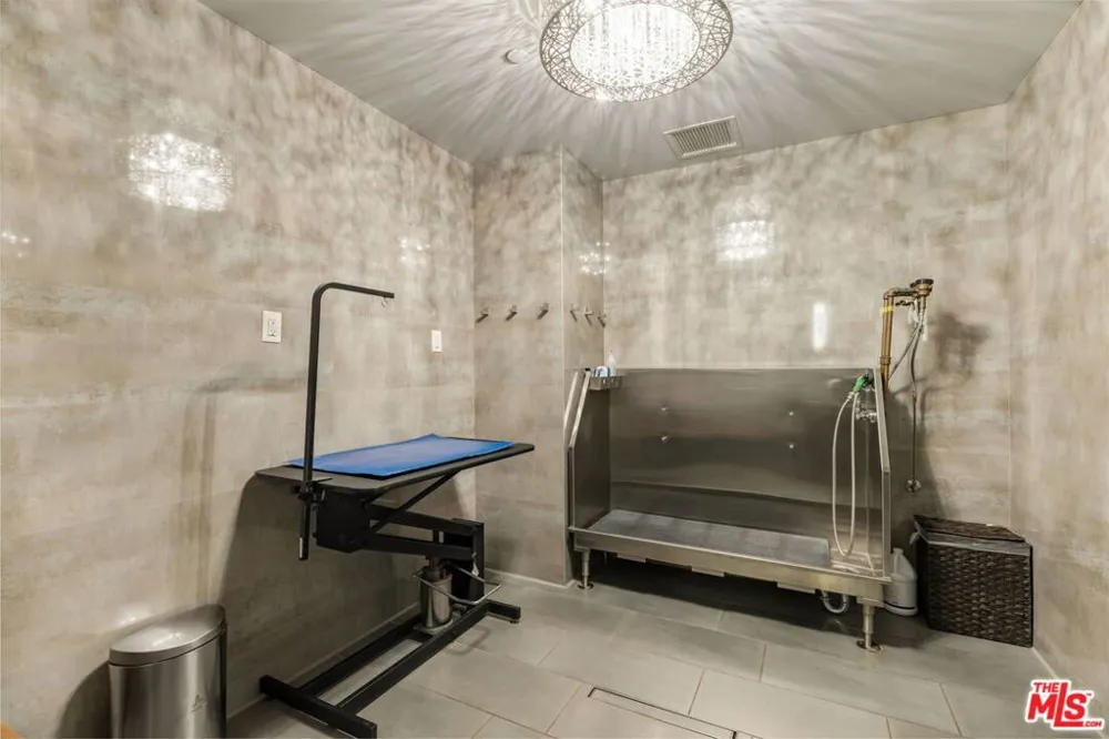 1755 Ocean Avenue #412 Santa Monica, CA 90401