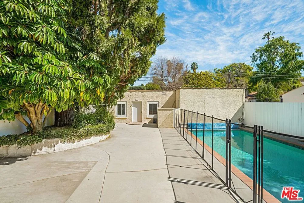 3836 Mound View Avenue Studio City, CA 91604