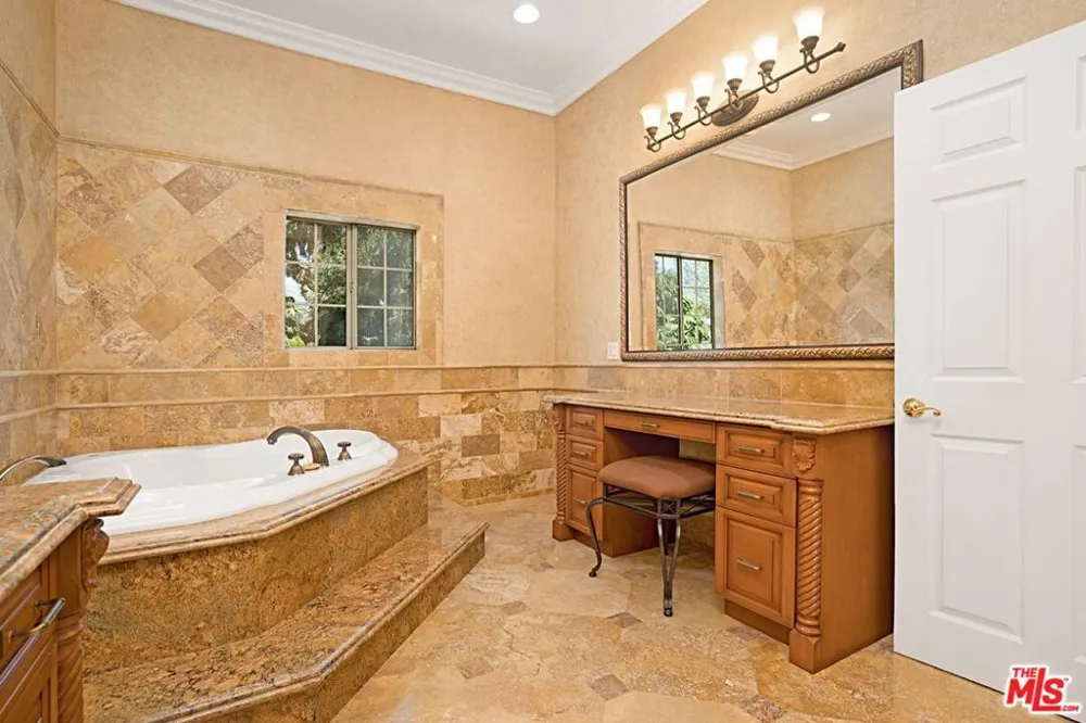 3836 Mound View Avenue Studio City, CA 91604