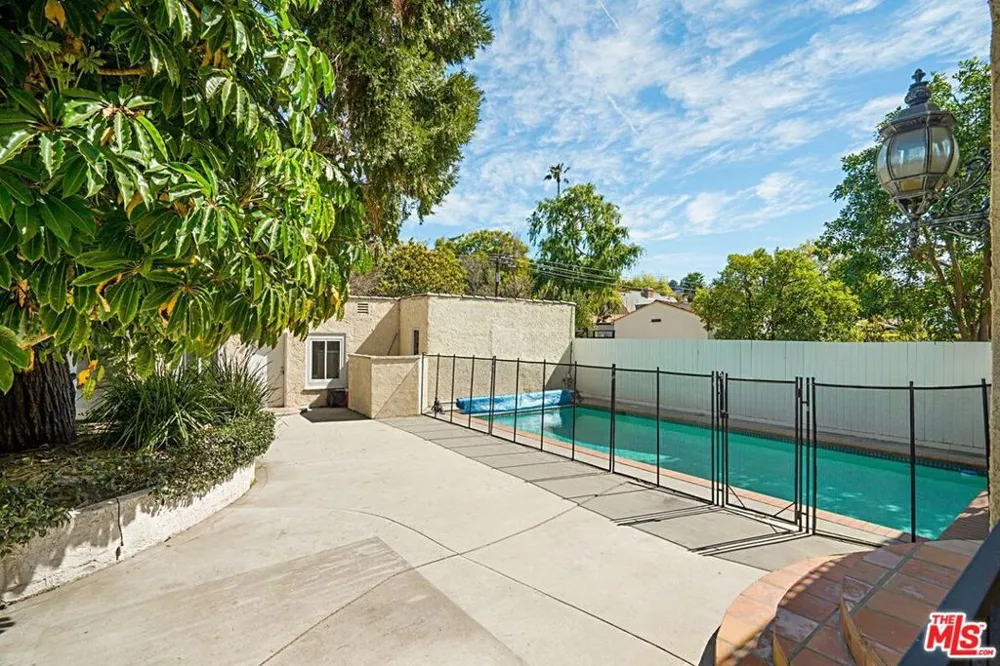 3836 Mound View Avenue Studio City, CA 91604