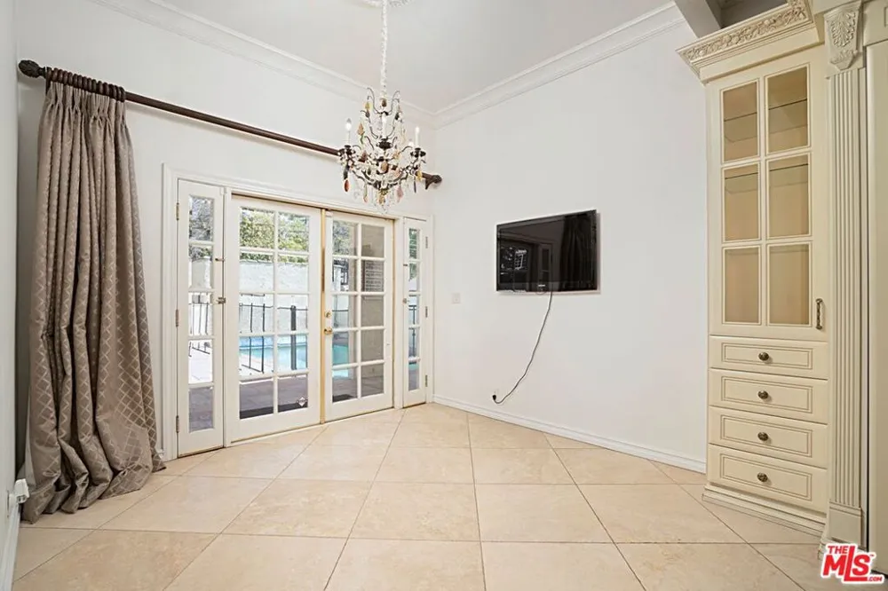 3836 Mound View Avenue Studio City, CA 91604