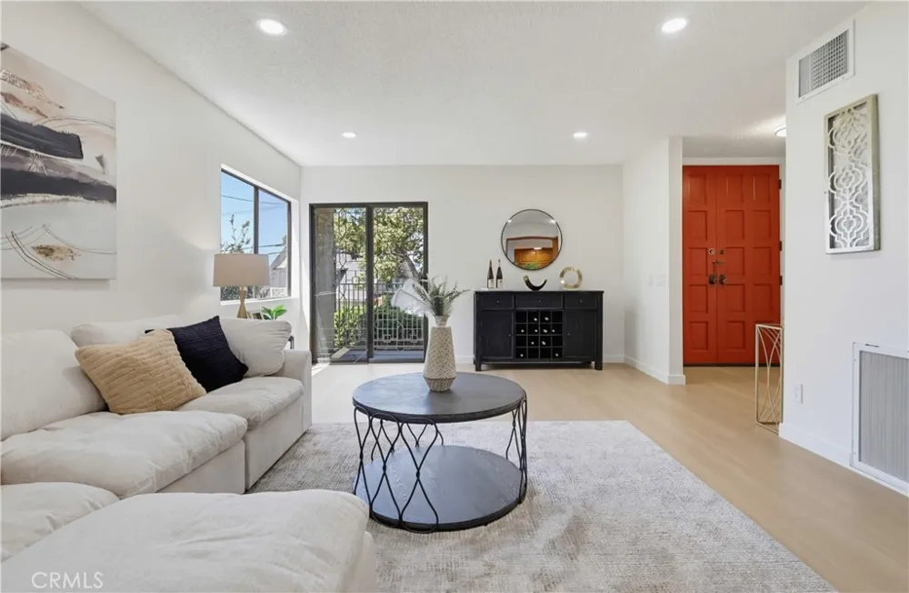 728 E Kensington Los Angeles, CA 90026