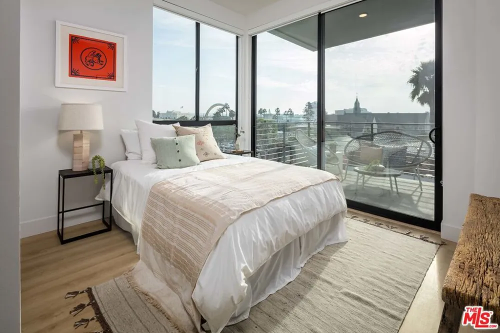 3833 Dunn #307 Culver City, CA 90232