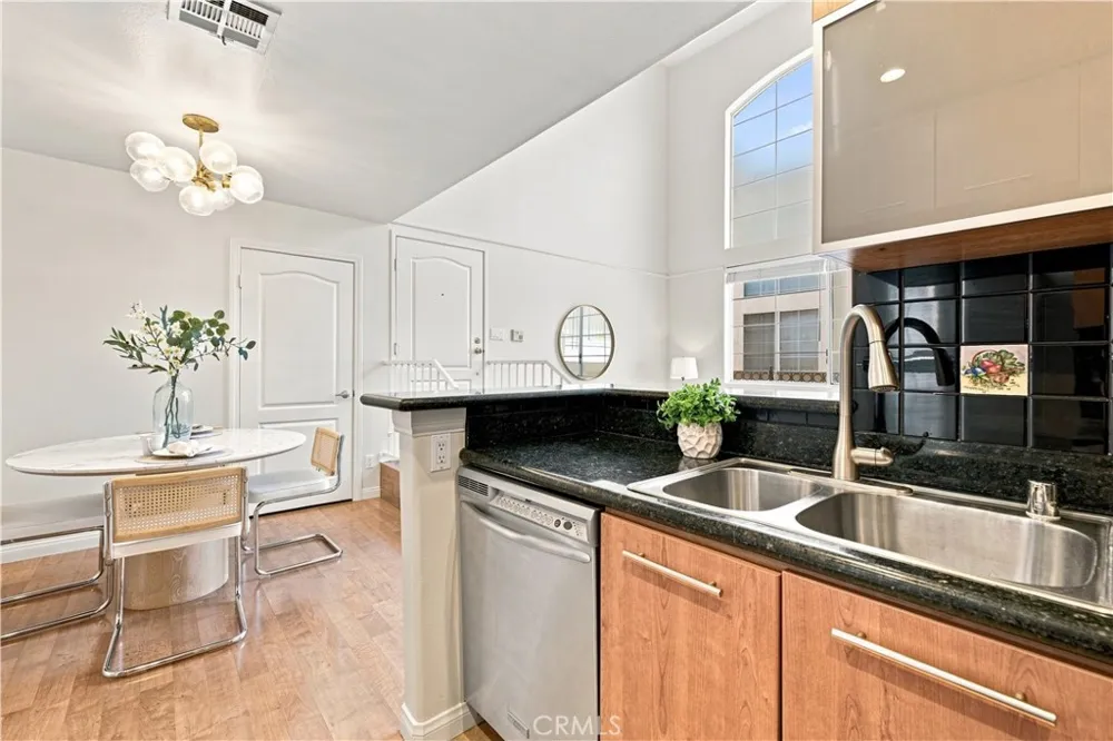 7033 La Tijera Los Angeles, CA 90045