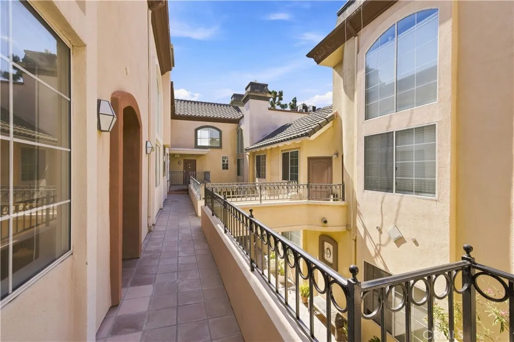 7033 La Tijera Los Angeles, CA 90045