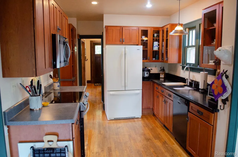 21741 Edna Street Dearborn City, MI 48124