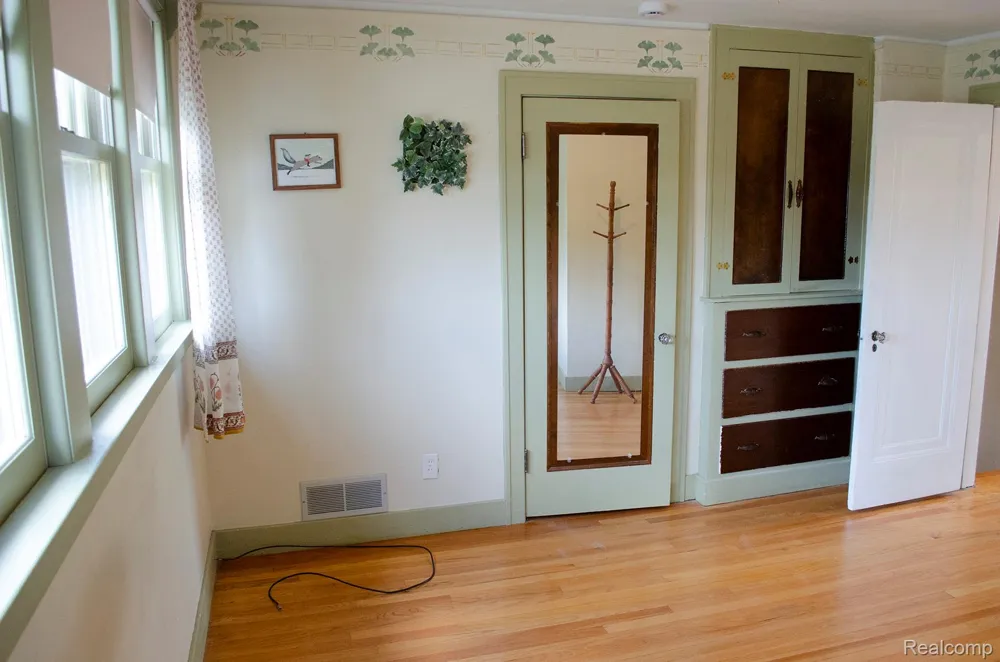 21741 Edna Street Dearborn City, MI 48124