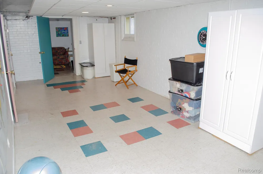 21741 Edna Street Dearborn City, MI 48124