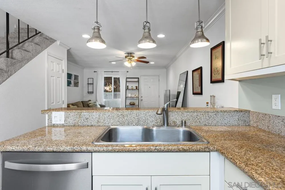 7856 Camino Glorita San Diego, CA 92122