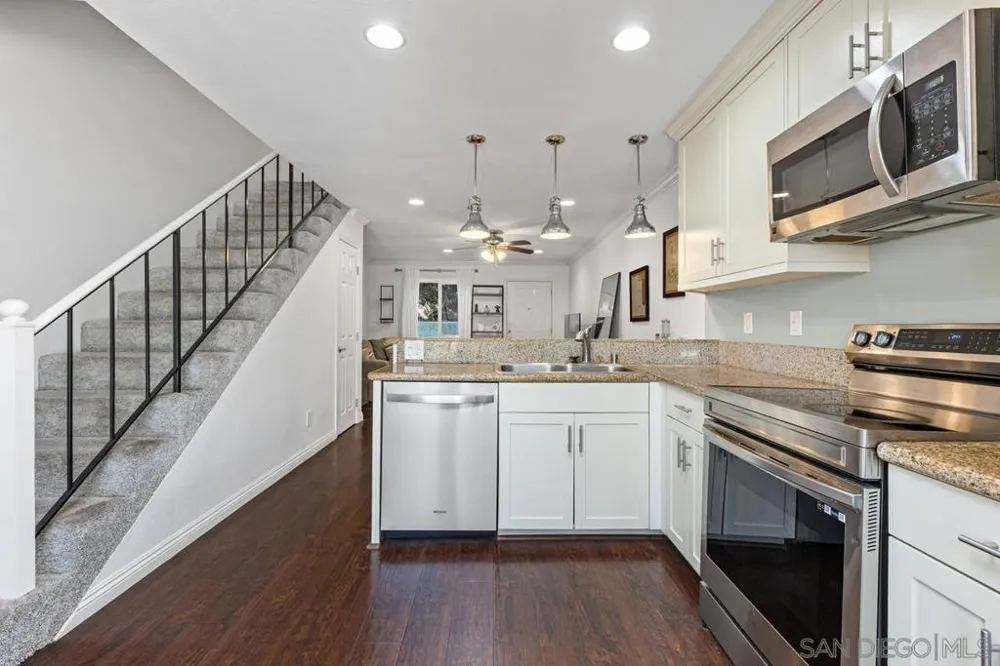 7856 Camino Glorita San Diego, CA 92122