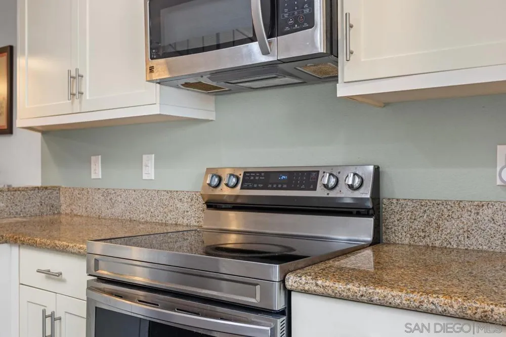 7856 Camino Glorita San Diego, CA 92122
