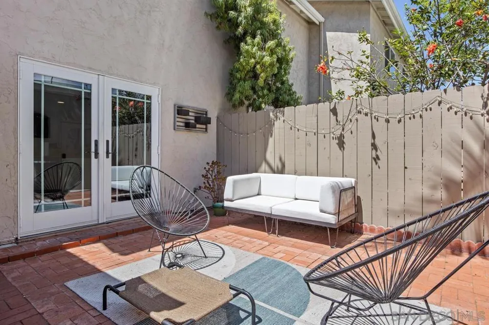 7856 Camino Glorita San Diego, CA 92122