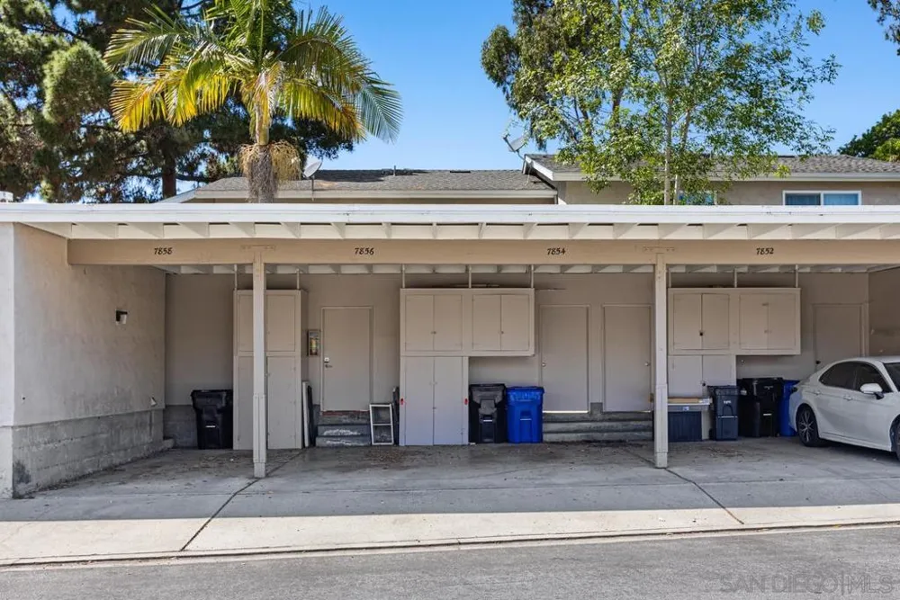 7856 Camino Glorita San Diego, CA 92122