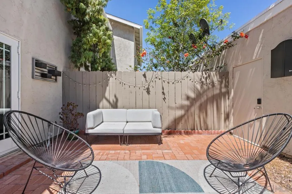 7856 Camino Glorita San Diego, CA 92122