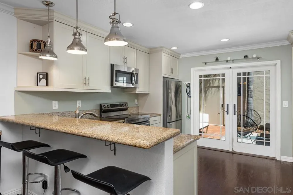 7856 Camino Glorita San Diego, CA 92122