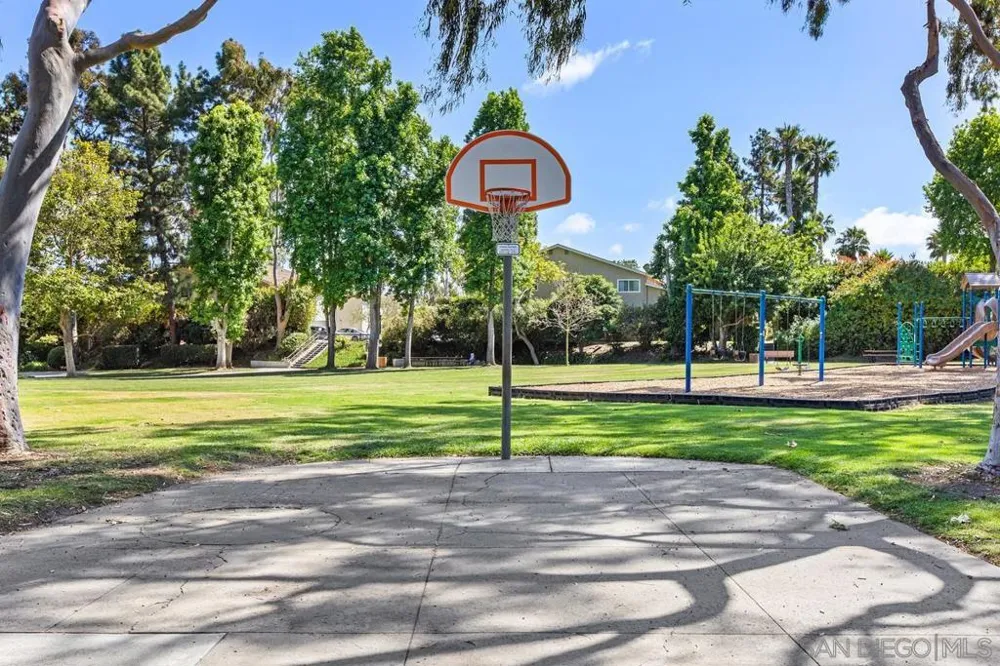 7856 Camino Glorita San Diego, CA 92122