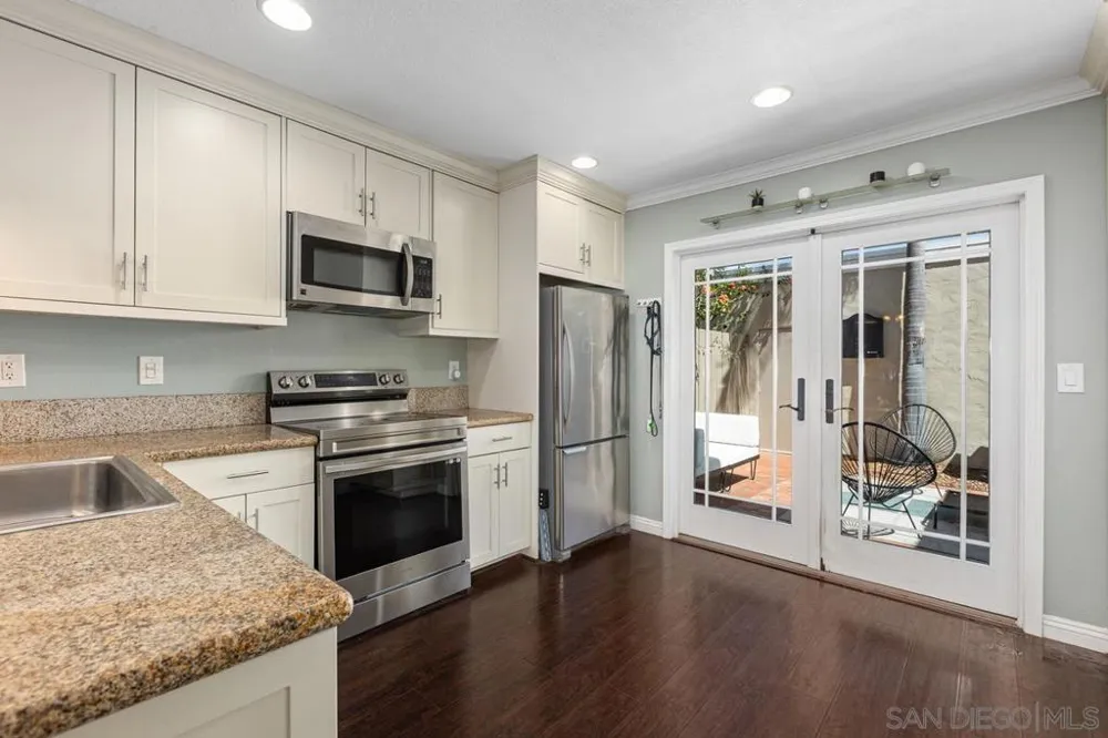 7856 Camino Glorita San Diego, CA 92122