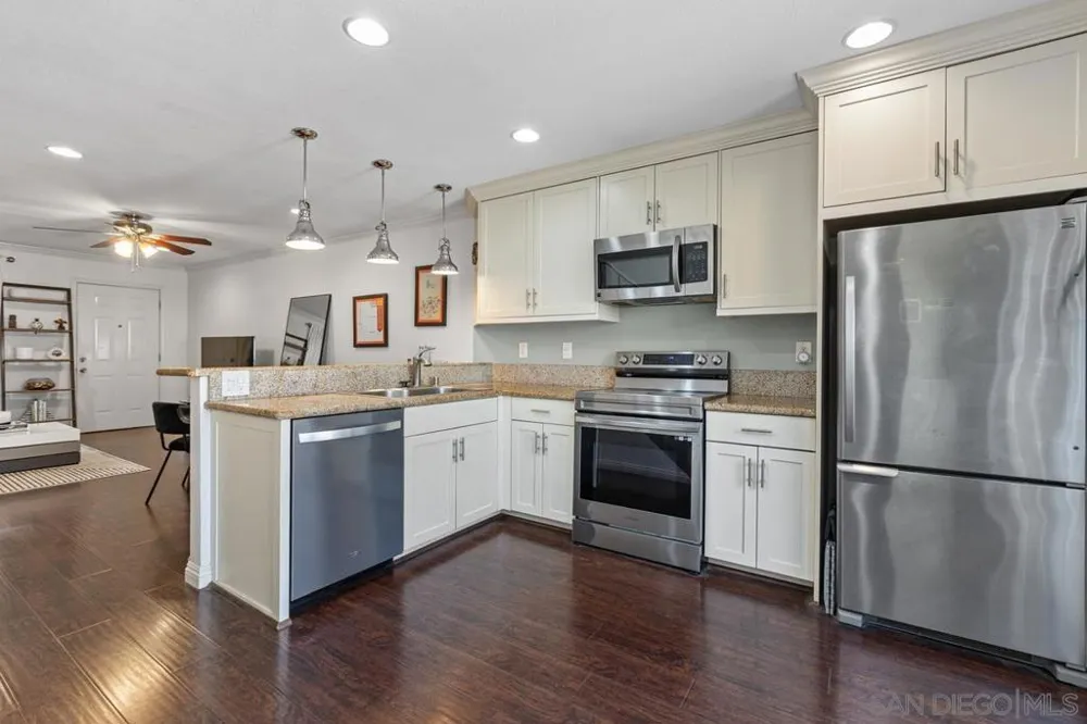 7856 Camino Glorita San Diego, CA 92122