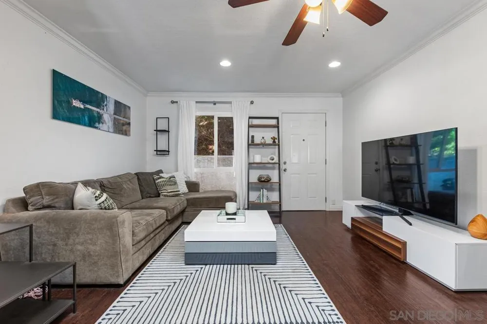 7856 Camino Glorita San Diego, CA 92122