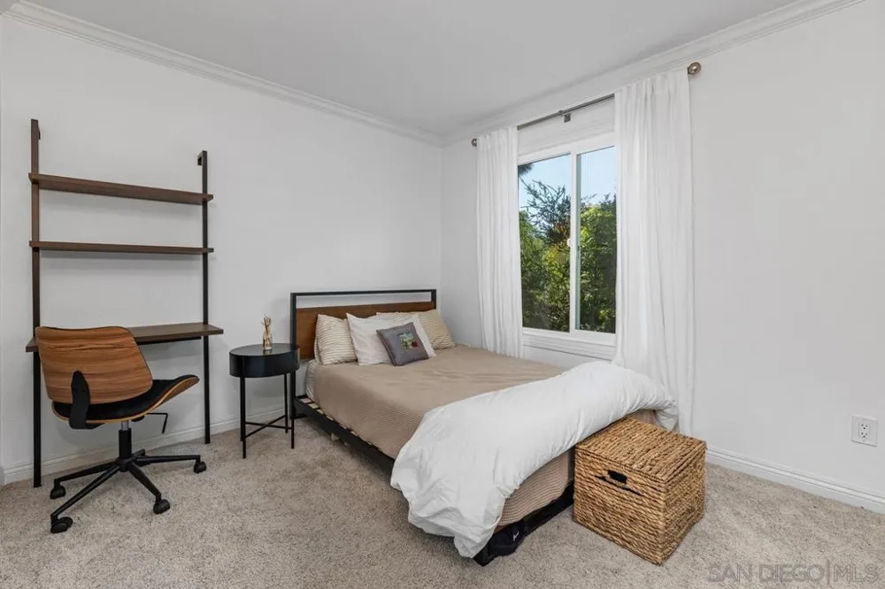 7856 Camino Glorita San Diego, CA 92122