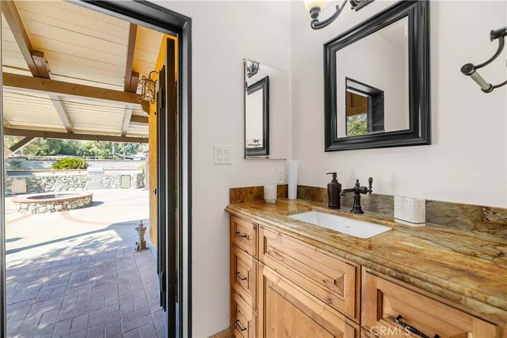 9957 Shoup Avenue Chatsworth, CA 91311