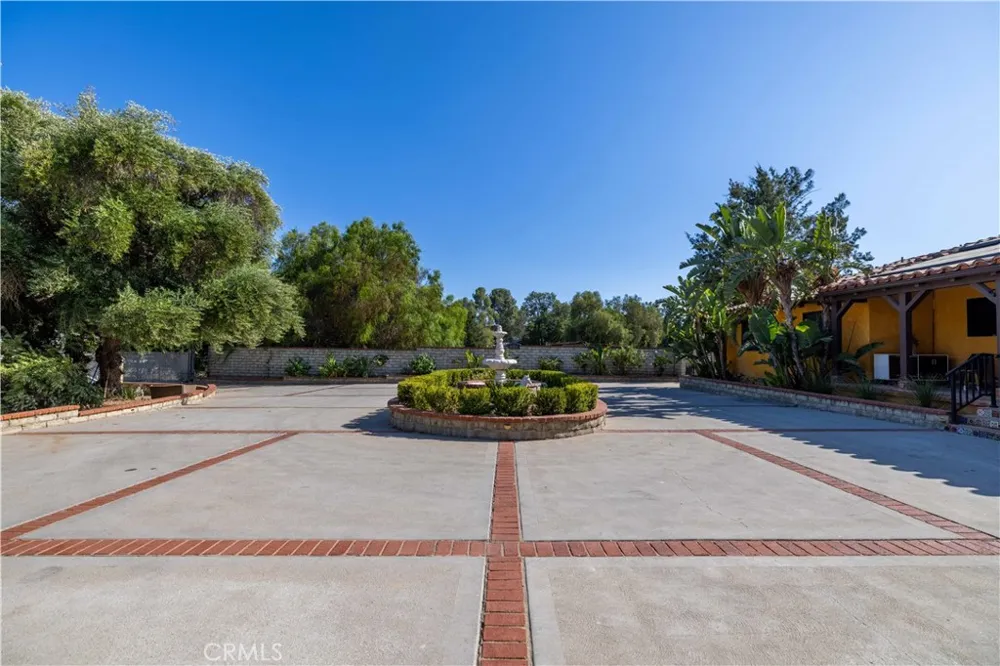 9957 Shoup Avenue Chatsworth, CA 91311