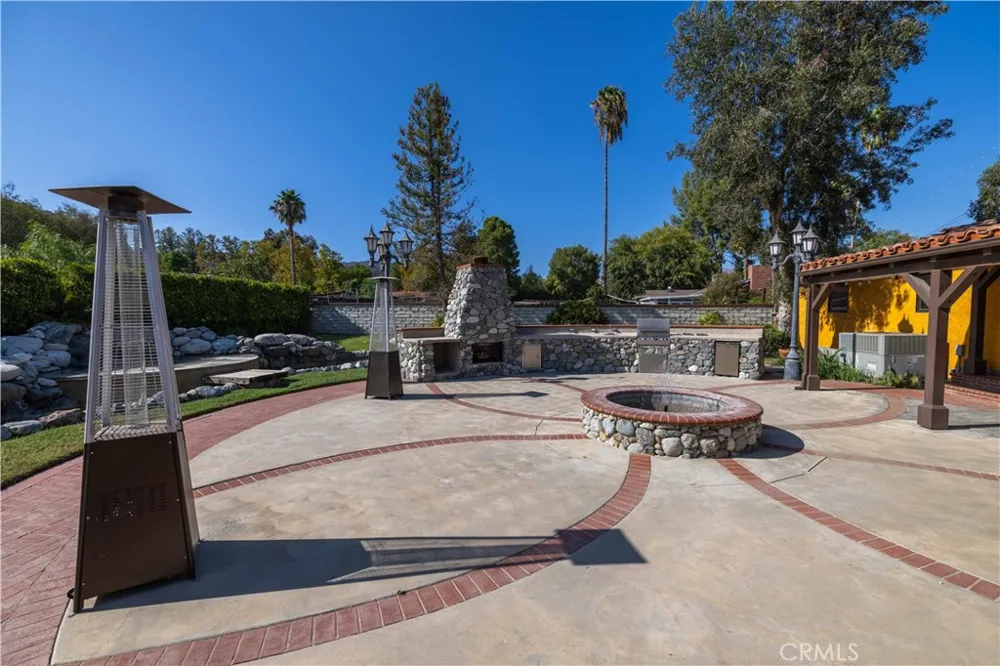 9957 Shoup Avenue Chatsworth, CA 91311