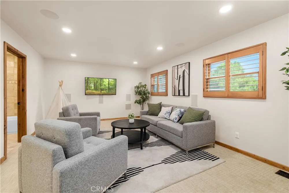 9957 Shoup Avenue Chatsworth, CA 91311