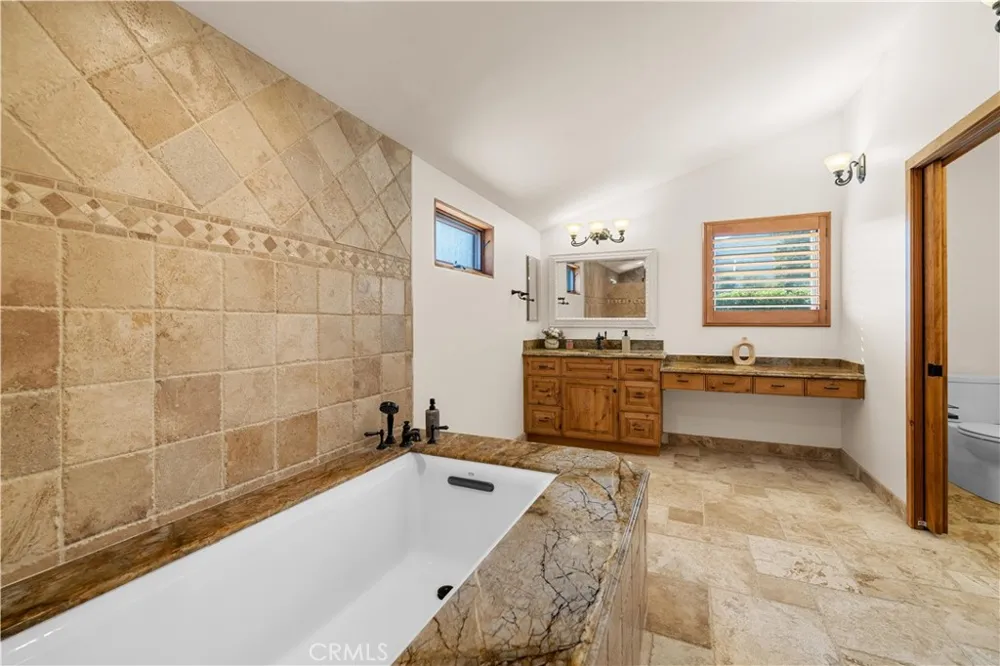 9957 Shoup Avenue Chatsworth, CA 91311