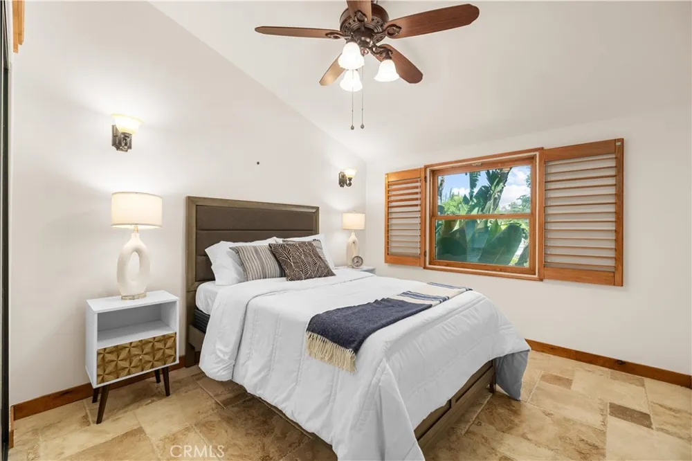 9957 Shoup Avenue Chatsworth, CA 91311