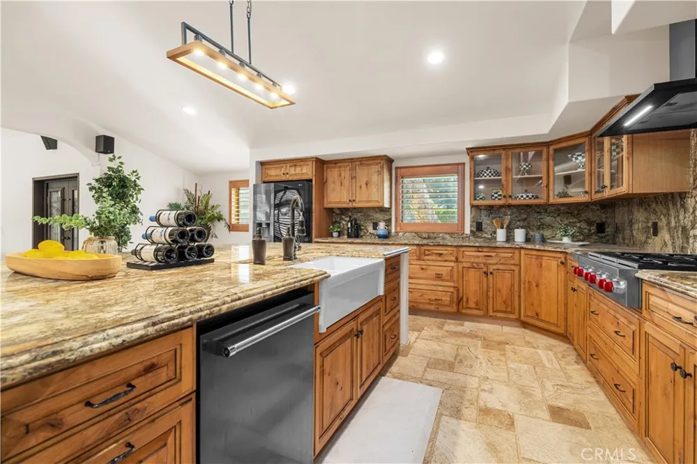9957 Shoup Avenue Chatsworth, CA 91311