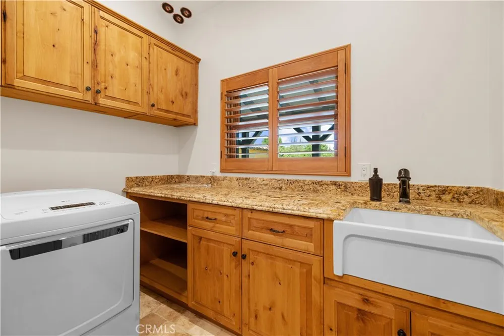 9957 Shoup Avenue Chatsworth, CA 91311