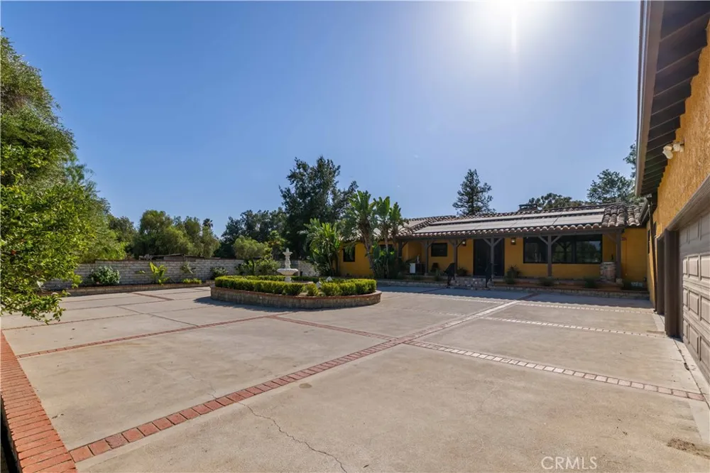 9957 Shoup Avenue Chatsworth, CA 91311