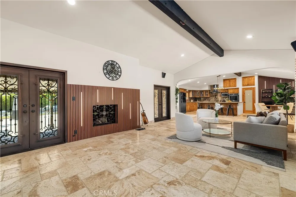 9957 Shoup Avenue Chatsworth, CA 91311