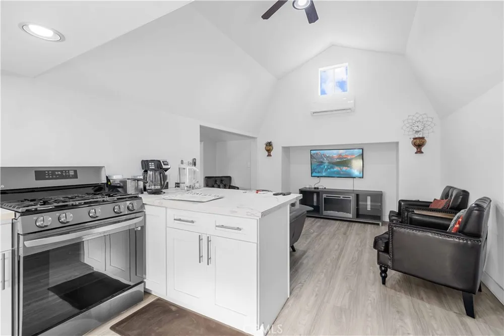 9957 Shoup Avenue Chatsworth, CA 91311